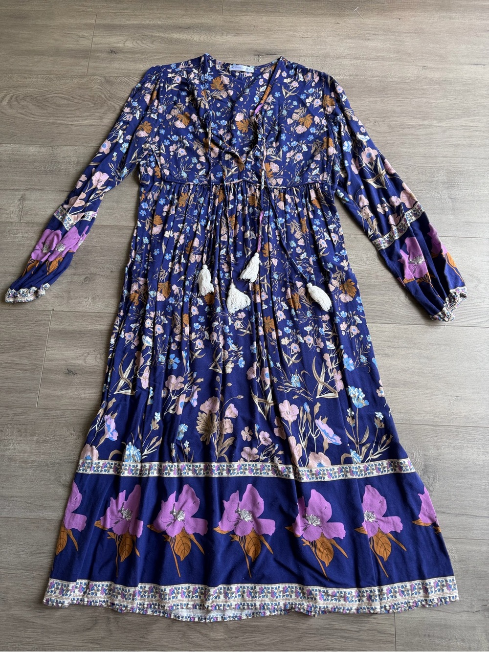 R. Vivi is Boho Floral Midi Dress with Tassel Tie - Navy - size medium (8/10)
